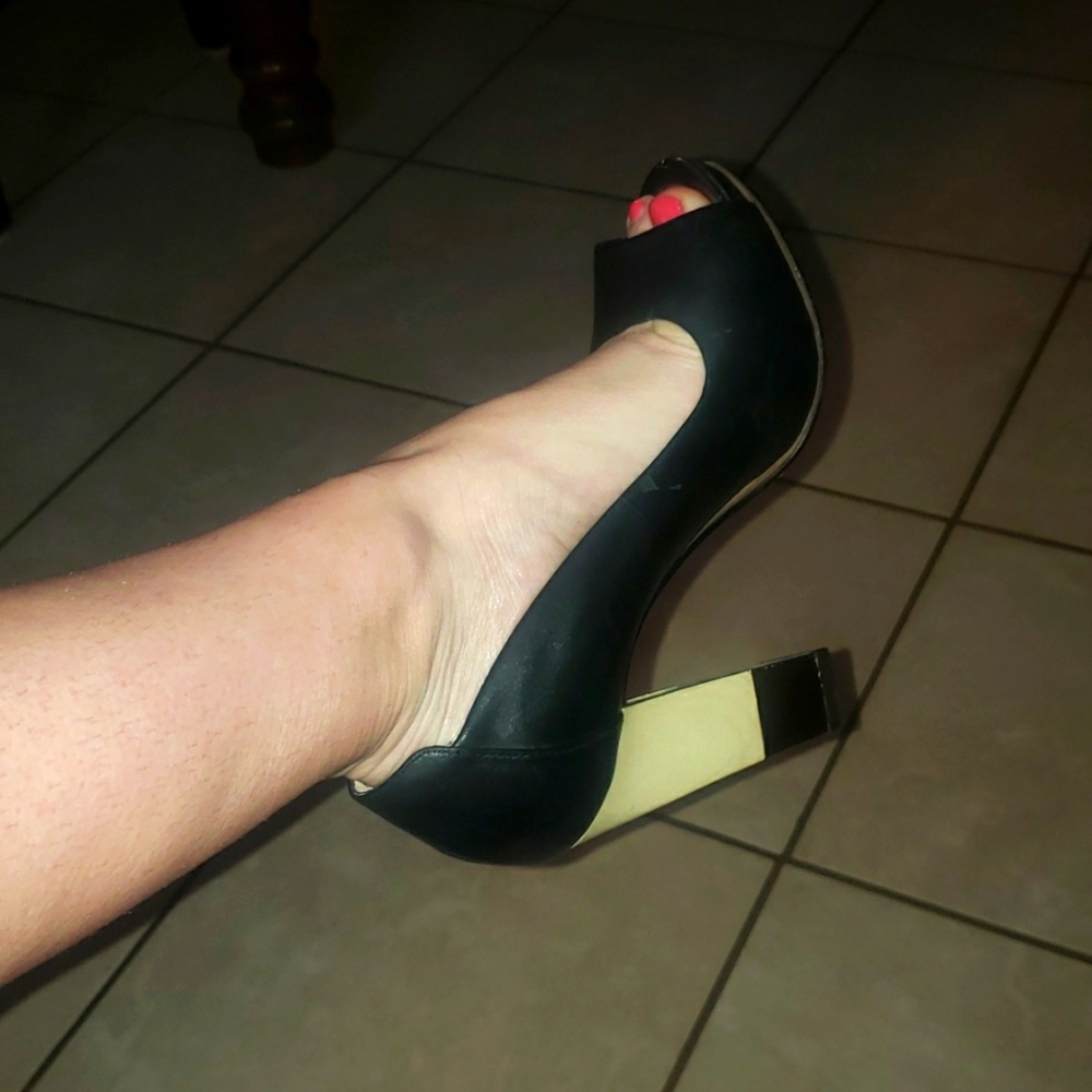 BCBG square chuck heal, open toe gorgeous shoes!